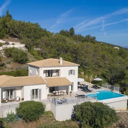 فيلة Omolos House *